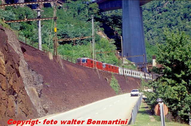 Copyrigt-SBB-Re 4_4_Re 4_4-EC MilanoCe-Zurigo-forum2G-archivio walterbonmartini-foto-WalterBonmartini-diapositiva.01.jpg