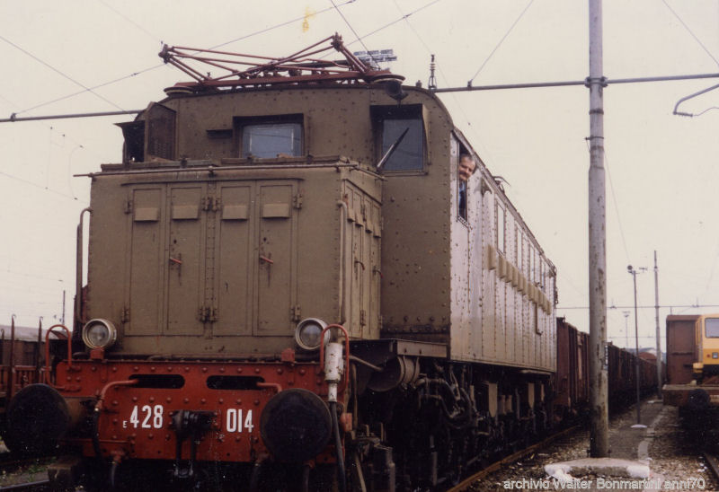 E.428.014. a Picenzascaloconmerci.1975.diapositiva.forumrotabiliTT.Bonmartiniwalter.jpg