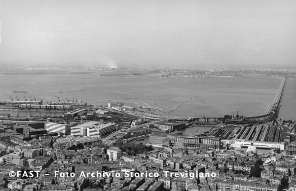 Venezia, ripreza aerea della zona della stazione ferroviaria.jpg
