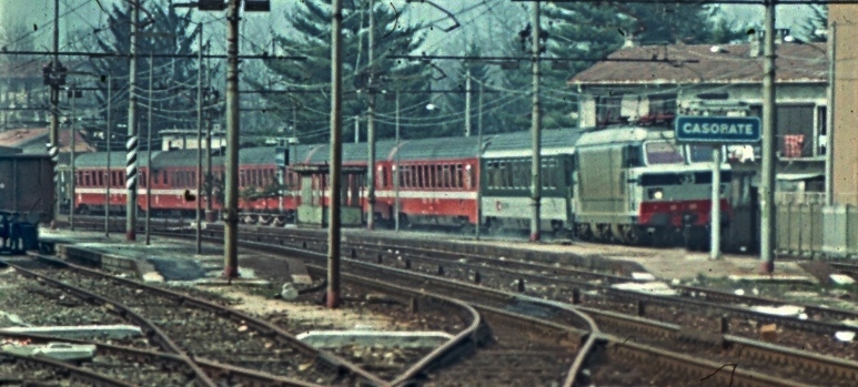 E.633.001-conpantografotipo52-intransitoaCasorateSempione-21.3.1984.forum2GarchivioWalterBonmartini.jpg