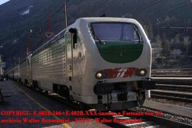 Copytrigt-E.402B.166_E402B_xxx-in sosta a Fortezza con ECperBrennero-9.3.2004.forum2G.archivio Walter Bonmartini - foto.Walter Bonmartini.forum2G.Fortezza..9.3.2004_....jpg