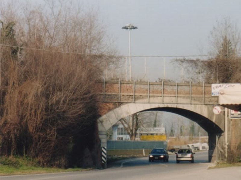 1002 Km 17 734 Ponte sulla S.S. 13 Pontebbana (M. Figus, 2006).jpg