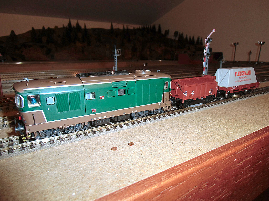 Convoglio con Roco FS D345 per Pulizia Binari.jpg