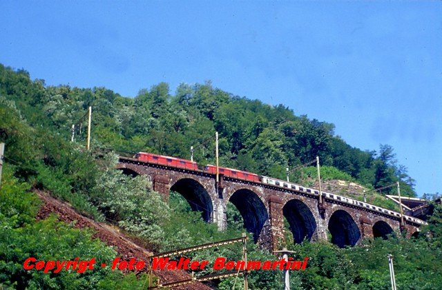 Copyrigt-SBB-Re 4_4_Re 4_4-EC MilanoCe-Zurigo-forum2G-archivio walterbonmartini-foto-WalterBonmartini-diapositiva.02.jpg