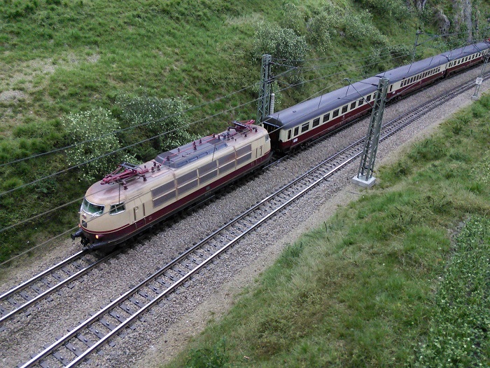 103er auf Paradestrecke.jpg