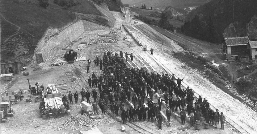 Stationsplatz-Ftan (2).jpg