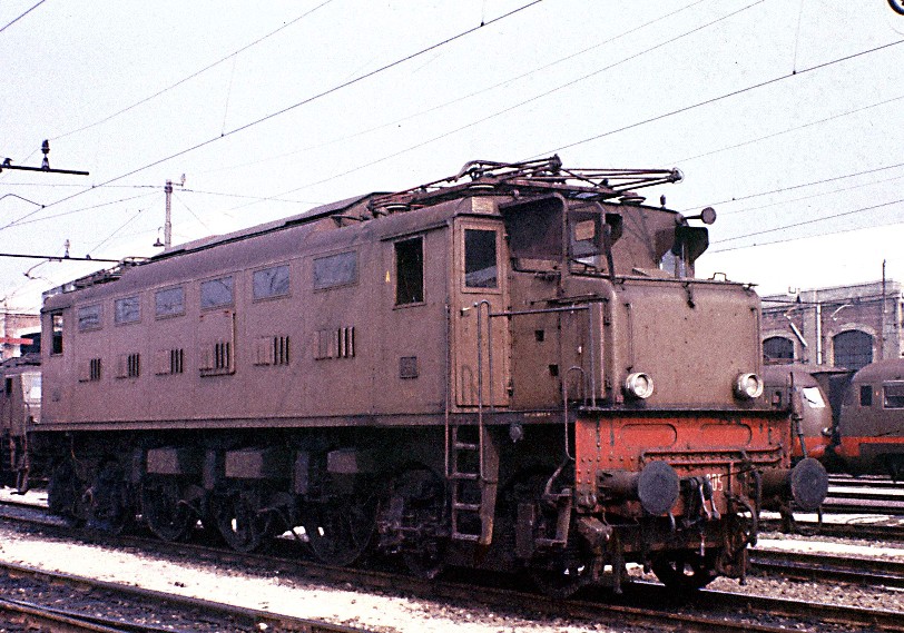 Locomotore_E326_005.jpg