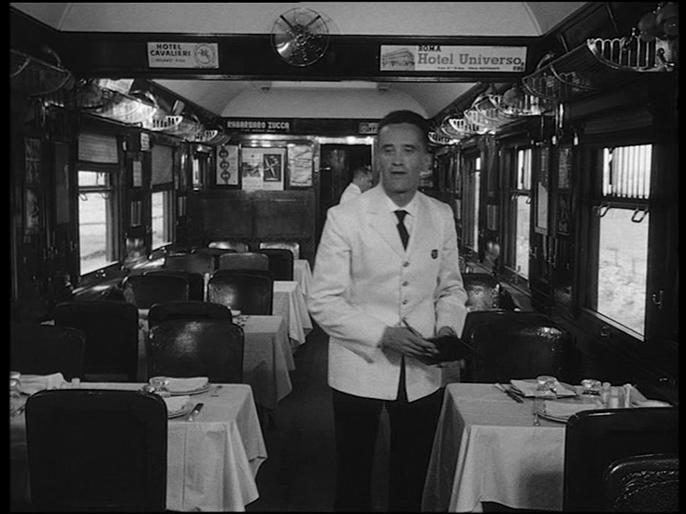 Carrozza Ristorante CIWL 2881 interni 1.jpg