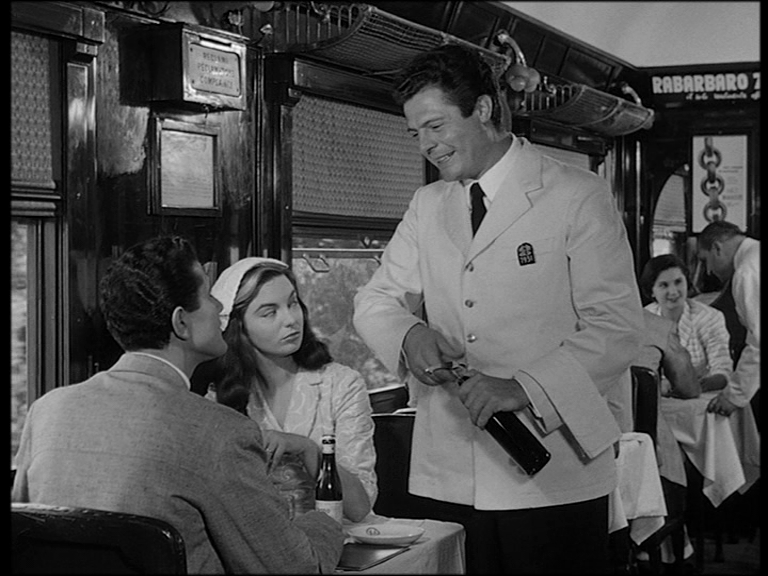 Carrozza Ristorante CIWL 2881 interni 4.jpg