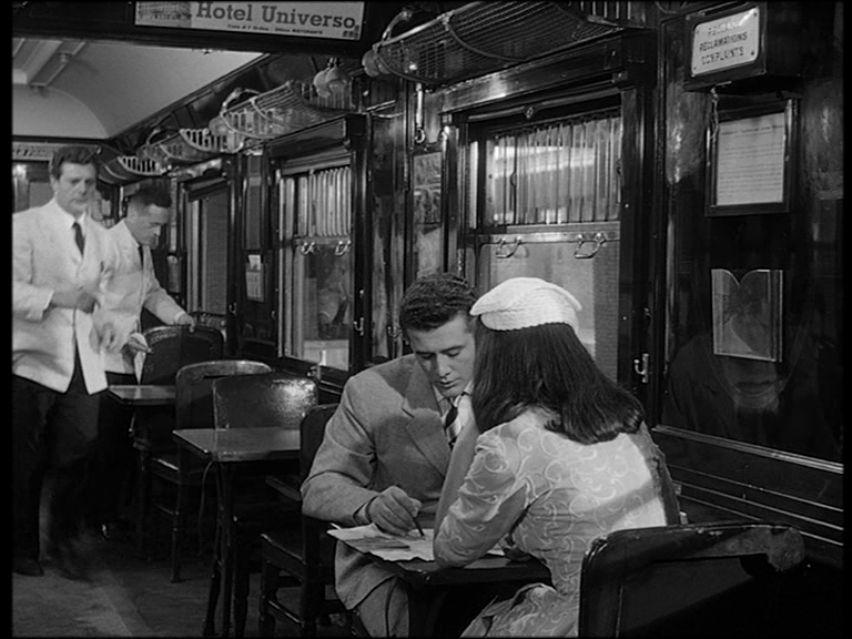 Carrozza Ristorante CIWL 2881 interni 5.jpg