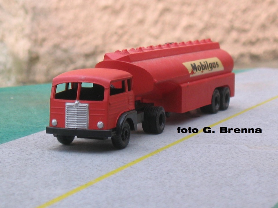 FIAT 682 AUTOBOTTE MOBILGAS.JPG