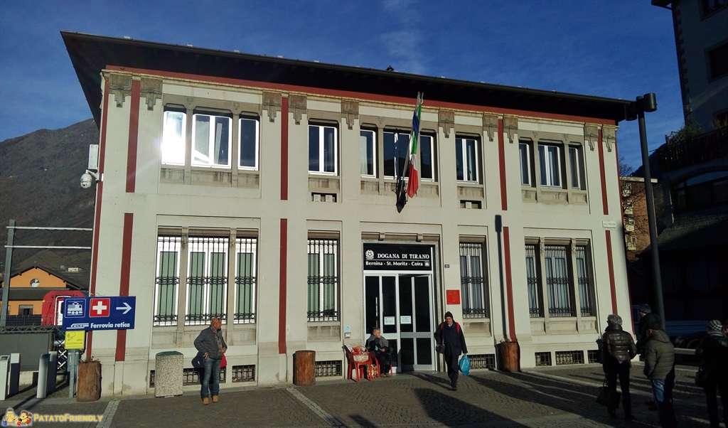 Il-trenino-rosso-del-Bernina-La-stazione-di-Tirano.jpg