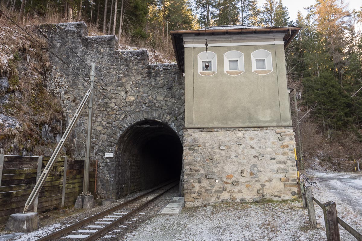 Tunnel Solis e cabina elettrica in inverno.jpg
