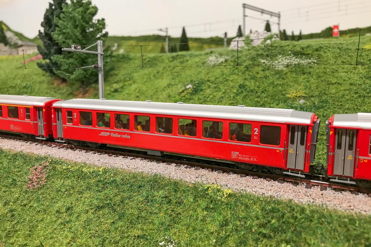 convoglio passeggeri livrea rossa con Ge 4-4 II n° 621-3.jpg