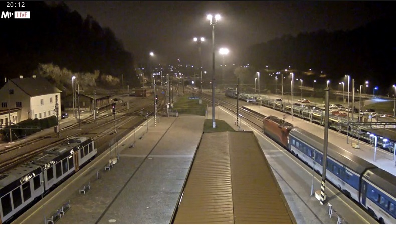 2020-11-14 20-12 RailJet transita a sx con preavvio di deviata mentre in binario di precedenza un merci stà per avere via libera in deviata.jpg