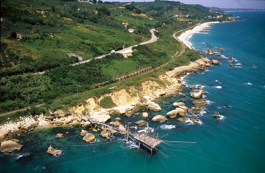 trabocco vicino ferrovia.jpg