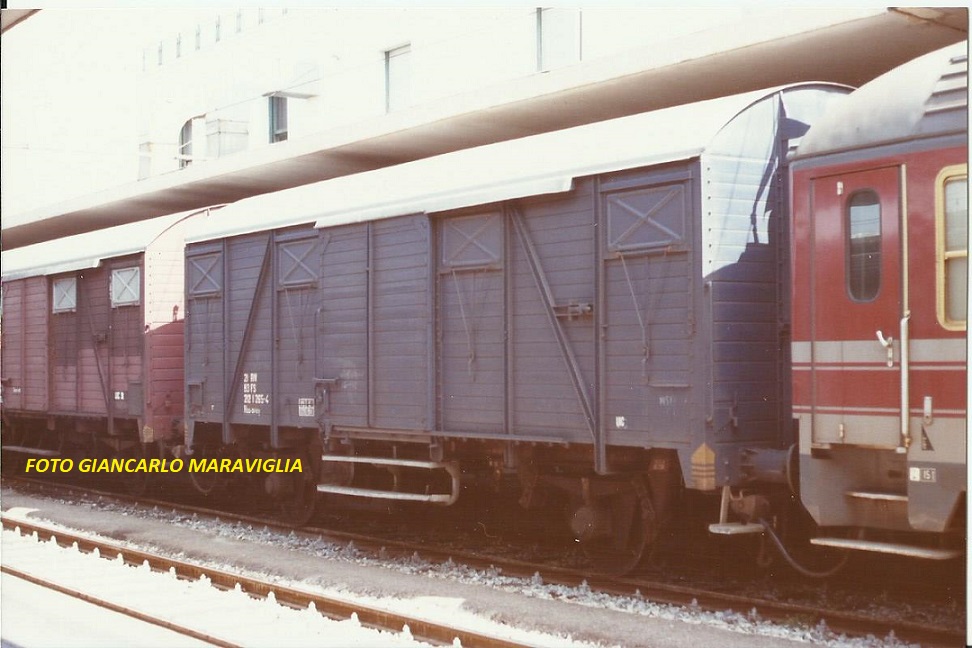 carro chiuso blu.jpg