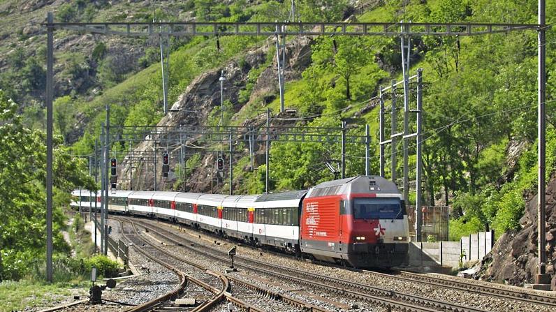 Re 460-090 Wallis mit IC.jpg