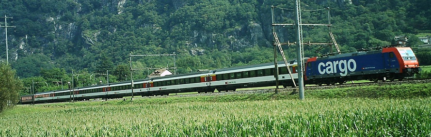 474 con treno passeggeri.jpg