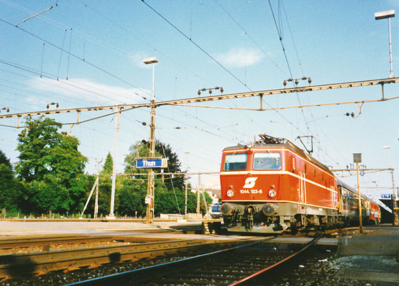 Rh 1044 bei Thun 1988.jpg