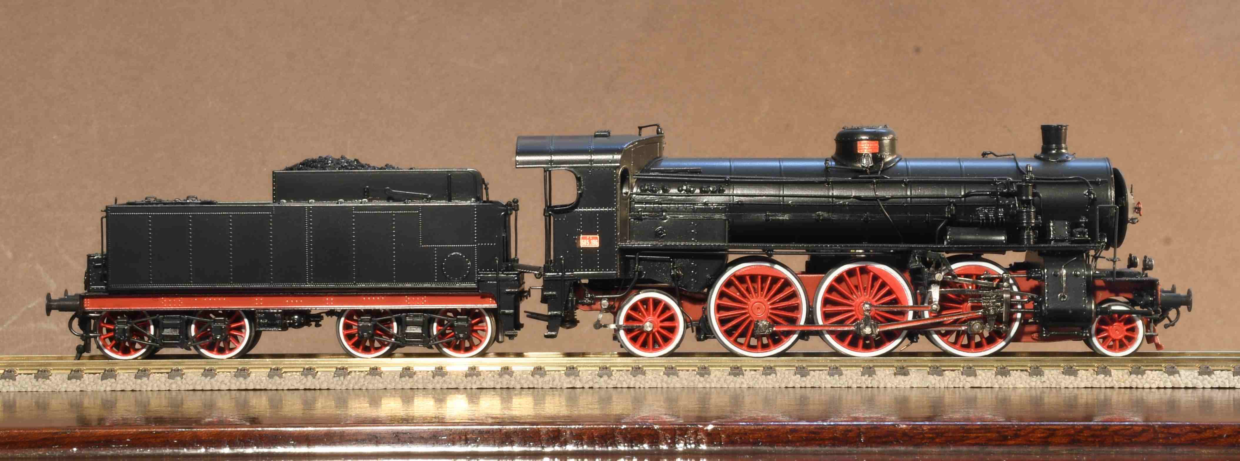 Metropolitan FS 685.196 red.JPG