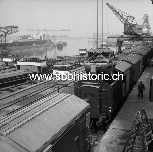 SBB laden mit kran.jpg