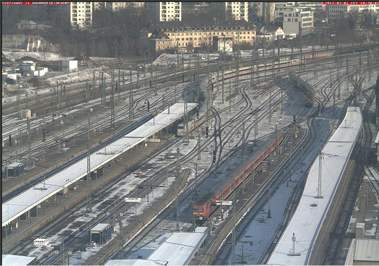 Stuttgart - 01-02-2012 strana vicinanza di treni.JPG