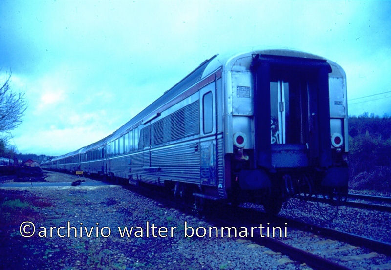 SNCF-vetture inox TEE accantonate-forum2GarchivioWalterBonmartini.jpg