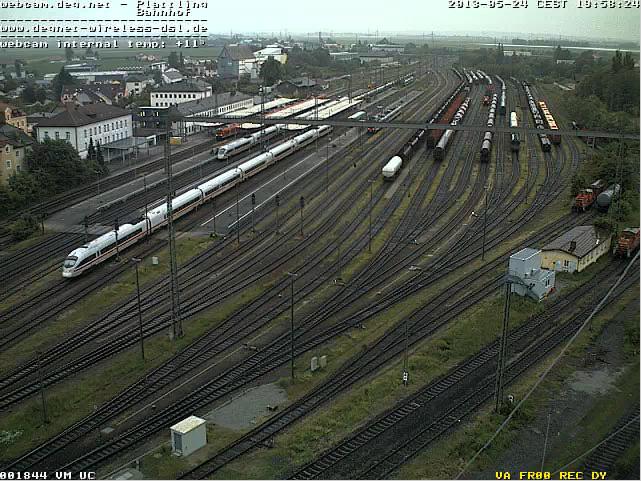 Plattling - 24-05-2013 ICE in deviata per sorpassare un merci verso Regensburg.JPG