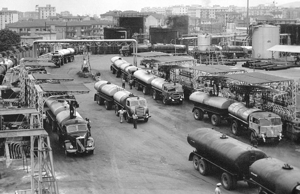 raffineria La Spezia 1957.jpg
