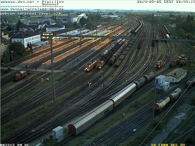 Plattling - 05-05-2014 locomotiva diesel ad avancorpi antiquata - locomotiva appena sganciata si allontana dal convoglio - locomotiva da manovra moderna ha appena posizionato un merci.JPG