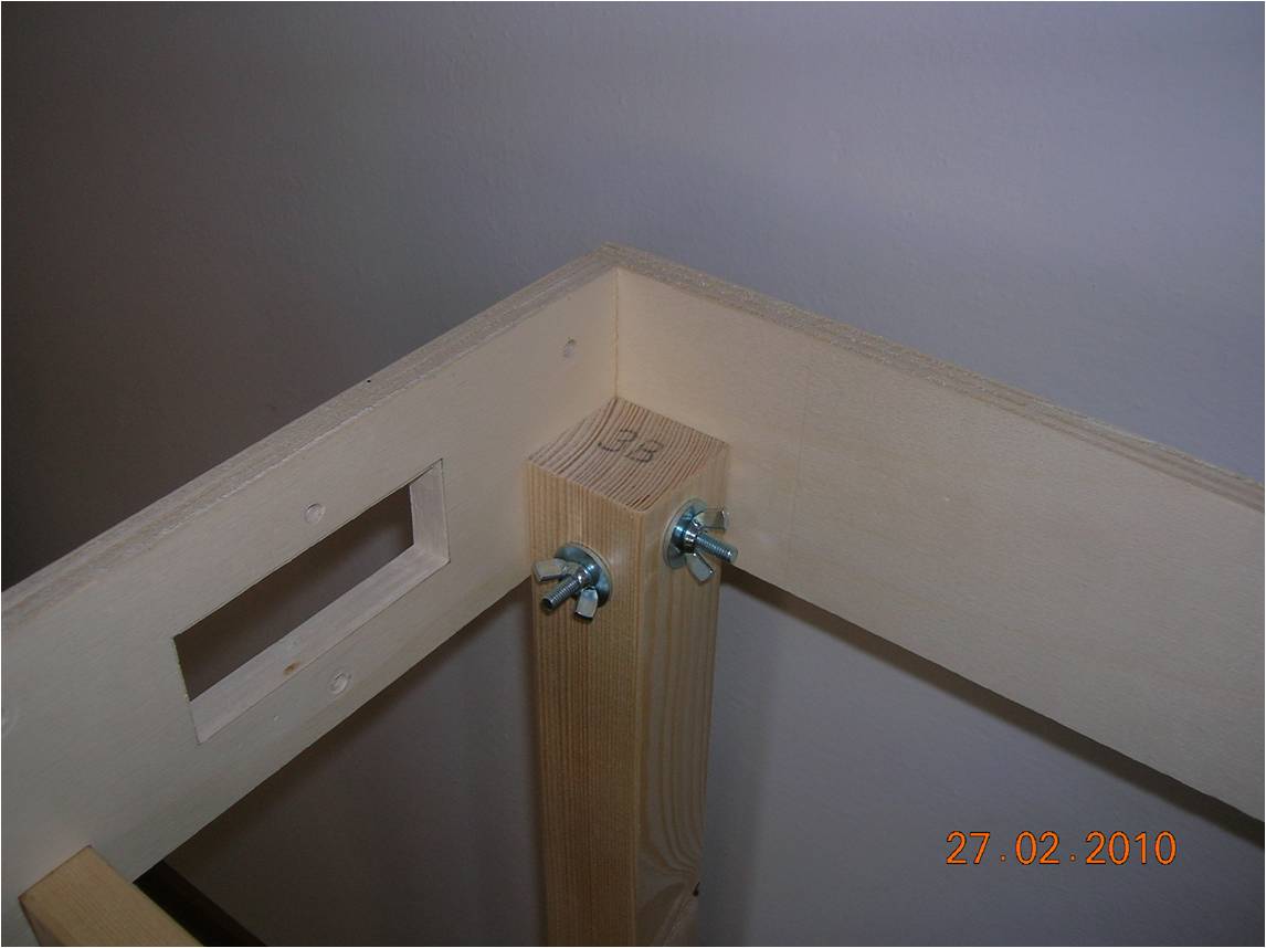 Paricolare fissaggio zampe a telaio da interno.jpg