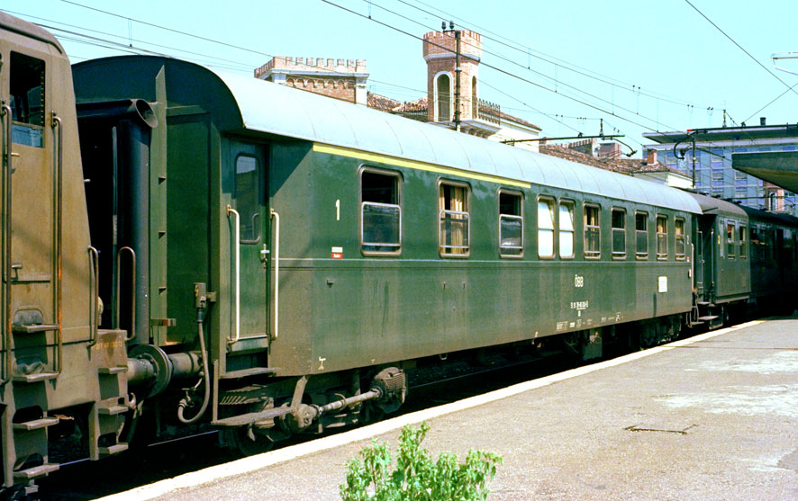 Carrozza Öbb a Brescia.jpg