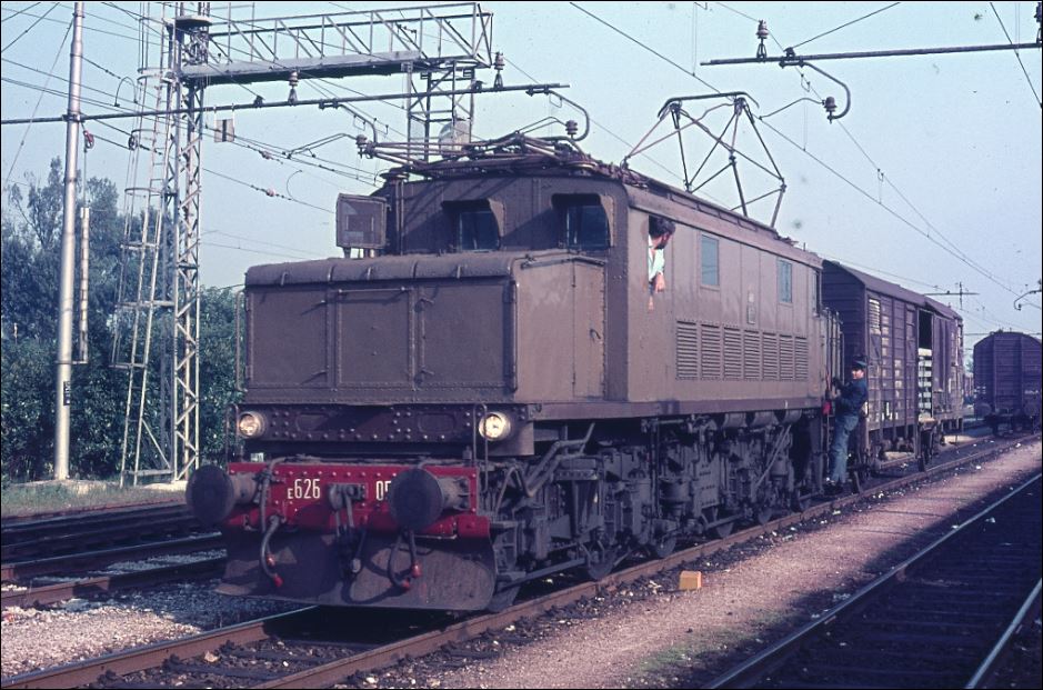 E626.055 o 059 anteriore sinistra.jpg