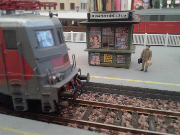 Giornali alla stazione bis.jpg