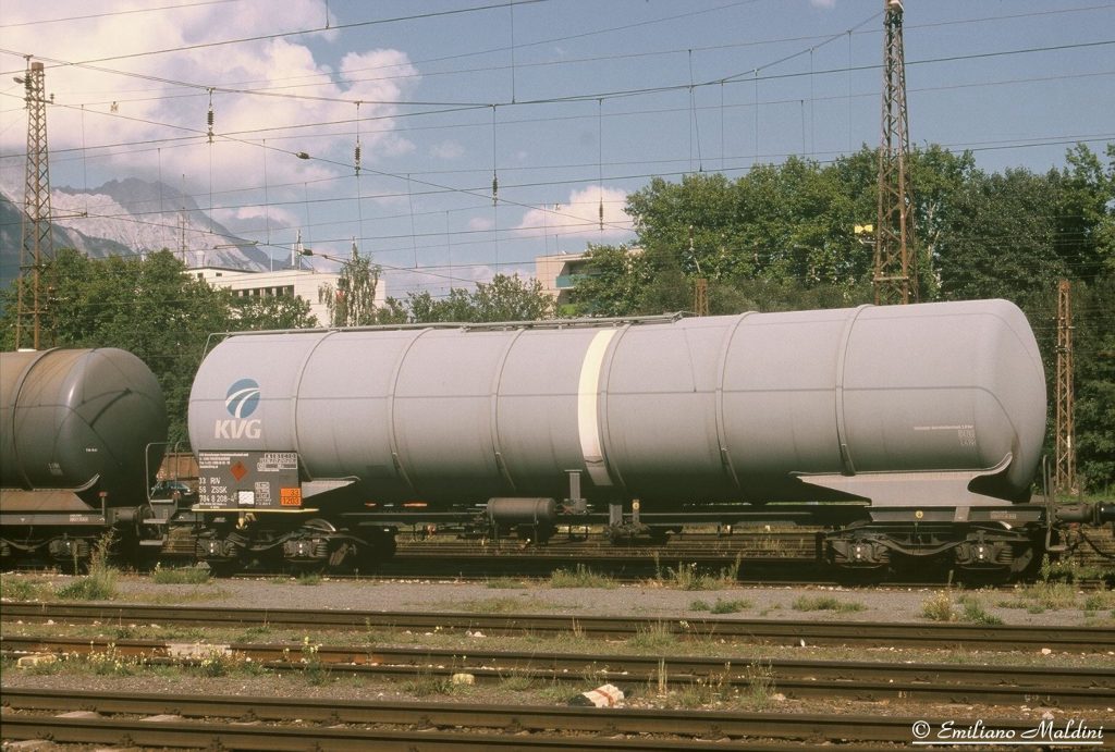Carro_cisterna_tipo_Zacs_-_VTG__ZSSK_-_Innsbruck_(08-07).jpg